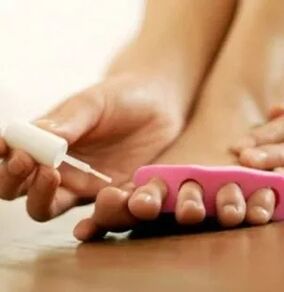 Εφαρμογή θεραπευτικού βερνικιού